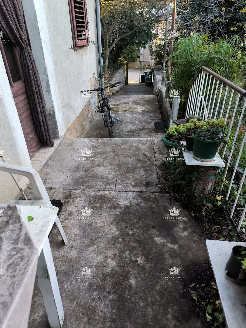 Casa da ristrutturare su terreno con tutte le utenze – ideale per la famiglia